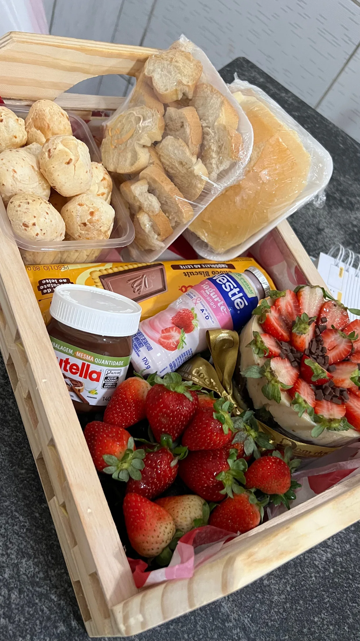 Cesta Opção 01 com pães, frutas, suco, Nutella e naked cake