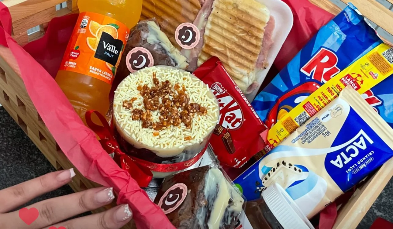 Cesta Opção 02 com mini naked cake, brownies e outros itens do cardápio