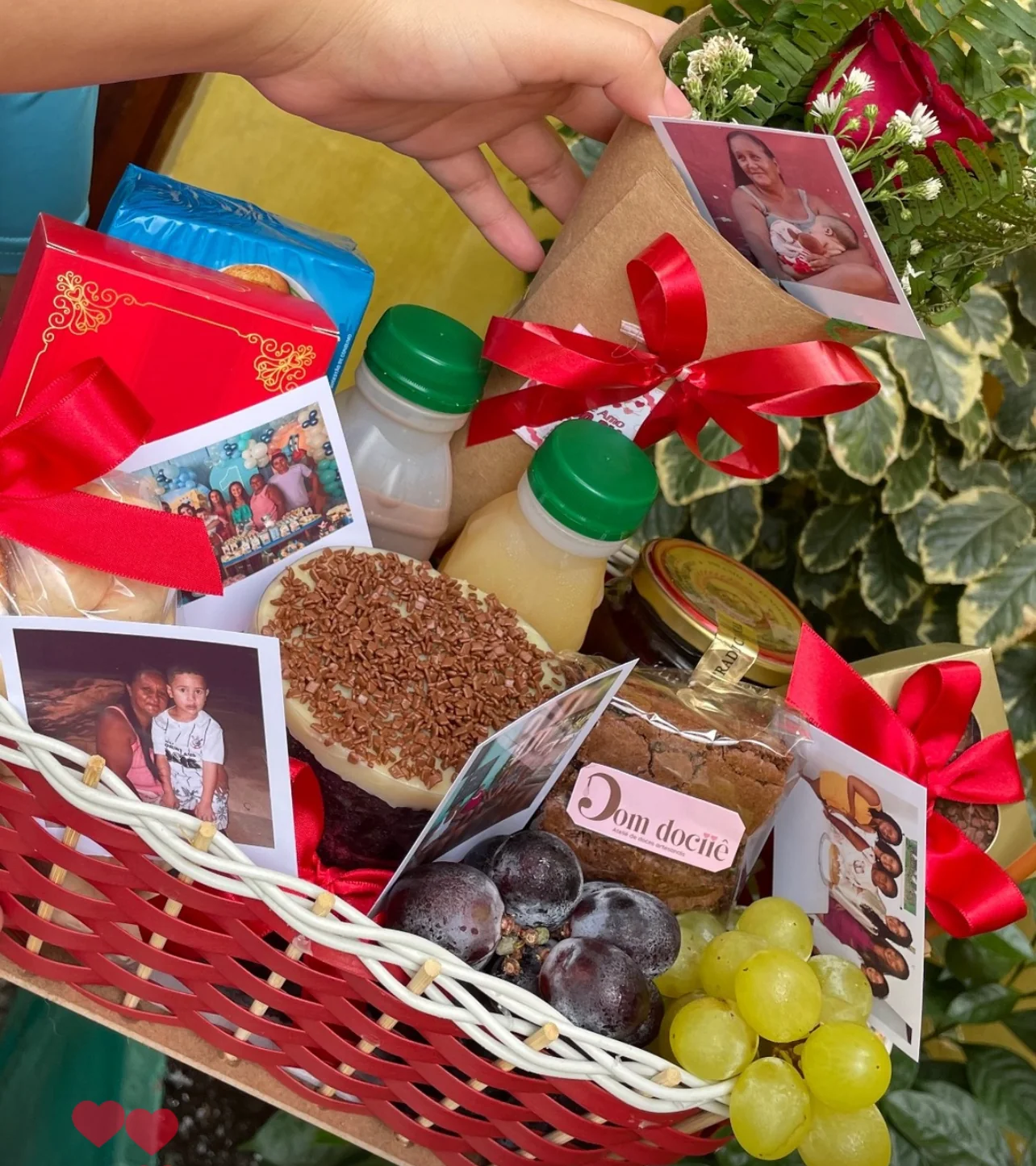 Cesta Opção 03 com bolo, frutas, flores e itens presenteáveis