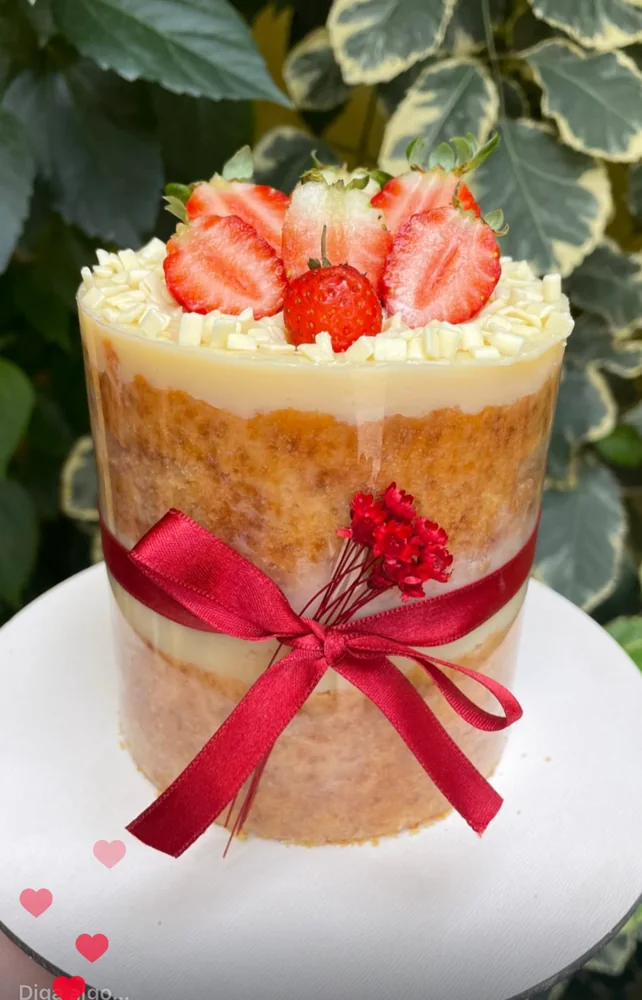 Exemplo de naked cake da Dom Docciê com morangos e laço