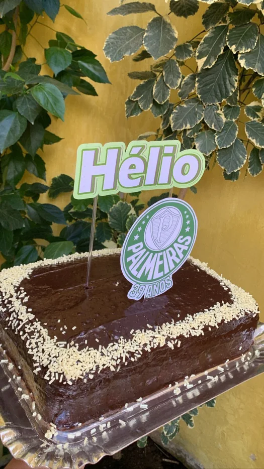 Exemplo de bolo retangular com cobertura de chocolate