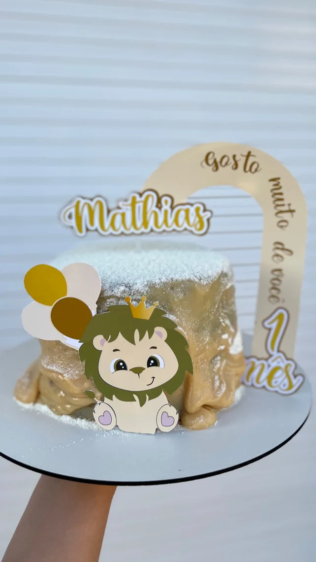 Exemplo de bolo tradicional com cobertura e decoração personalizada