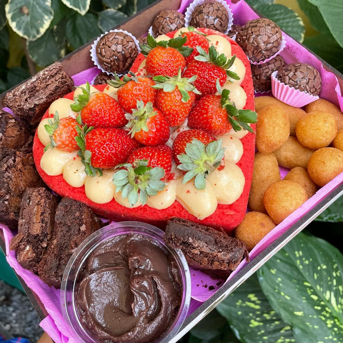 Composição presenteável da Dom Docciê com morangos, doces e coração